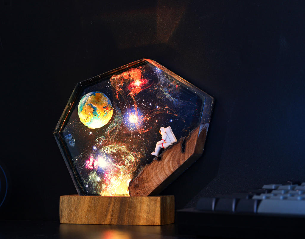 The EARTH and Astronaut Epoxy Lamp - Hirosart HR1303